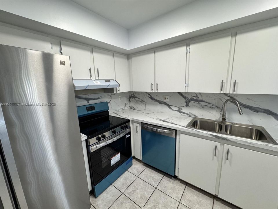 For Rent: $2,250 (2 beds, 2 baths, 1170 Square Feet)