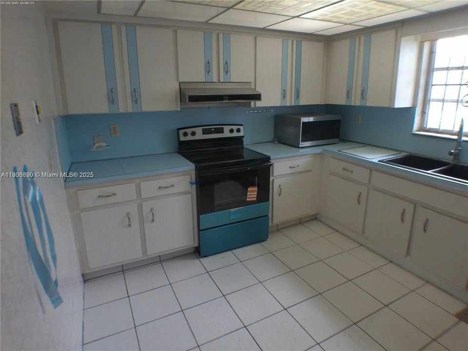 出租: $3,200 (3 贝兹, 2 浴室, 1972 平方英尺)