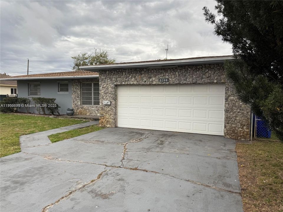 出租: $3,200 (3 贝兹, 2 浴室, 1972 平方英尺)