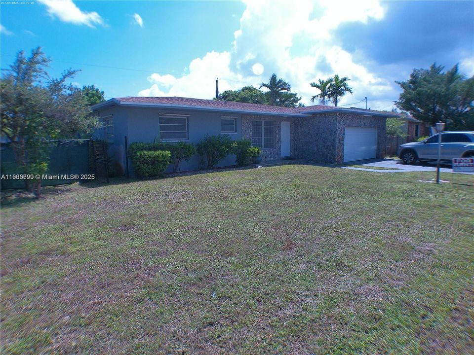 出租: $3,200 (3 贝兹, 2 浴室, 1972 平方英尺)