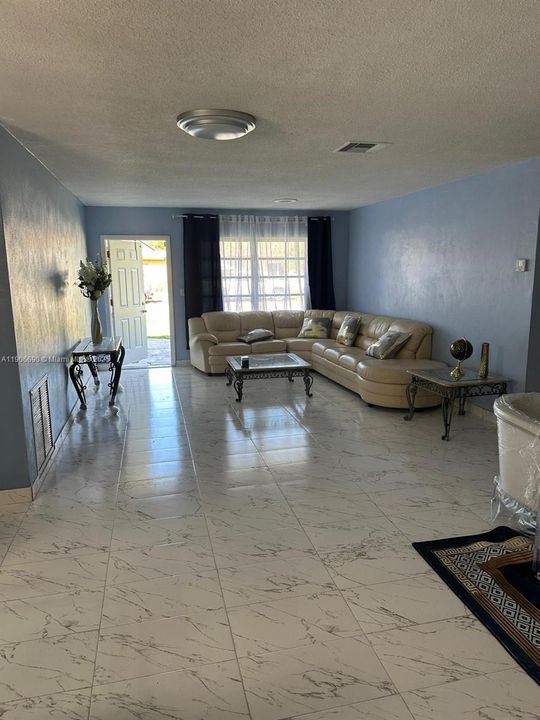 出租: $3,200 (3 贝兹, 2 浴室, 1972 平方英尺)