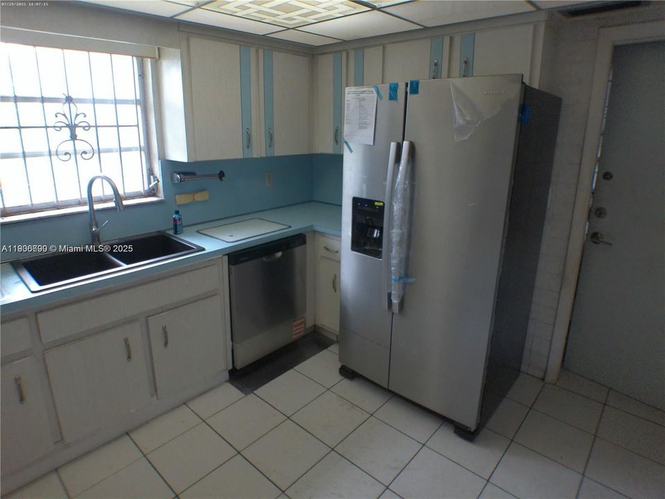 出租: $3,200 (3 贝兹, 2 浴室, 1972 平方英尺)