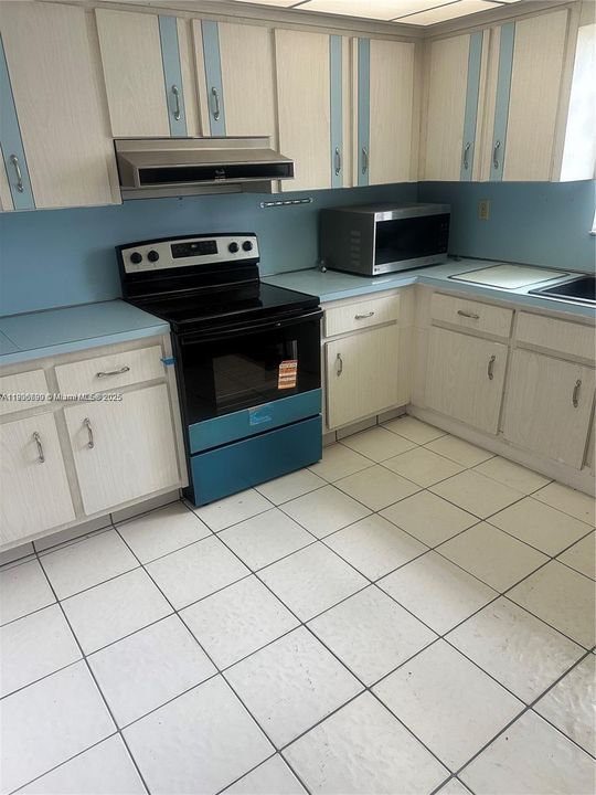 出租: $3,200 (3 贝兹, 2 浴室, 1972 平方英尺)