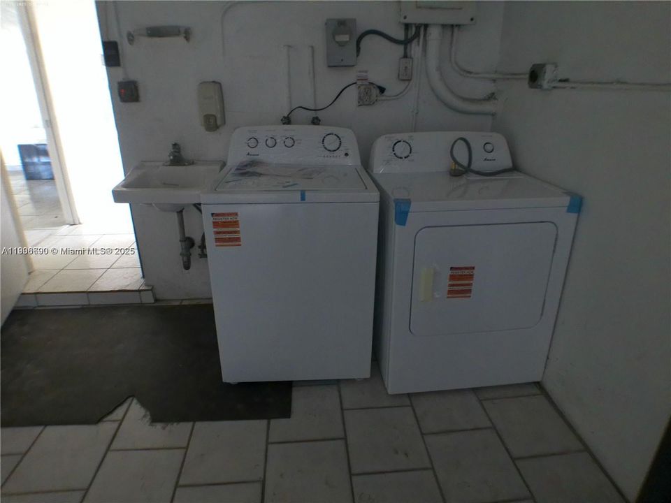 出租: $3,200 (3 贝兹, 2 浴室, 1972 平方英尺)