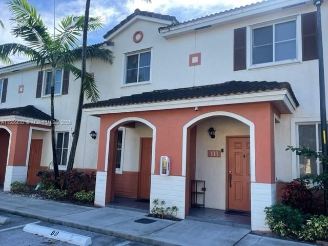 合同活跃: $2,600 (3 贝兹, 2 浴室, 1420 平方英尺)