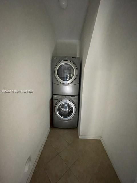 合同活跃: $2,600 (3 贝兹, 2 浴室, 1420 平方英尺)