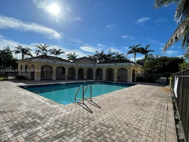 合同活跃: $2,600 (3 贝兹, 2 浴室, 1420 平方英尺)