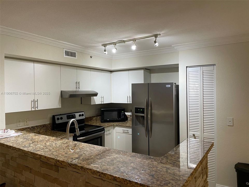 Active With Contract: $1,950 (2 beds, 2 baths, 967 Square Feet)