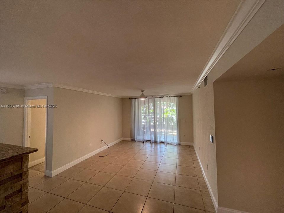 Active With Contract: $1,950 (2 beds, 2 baths, 967 Square Feet)
