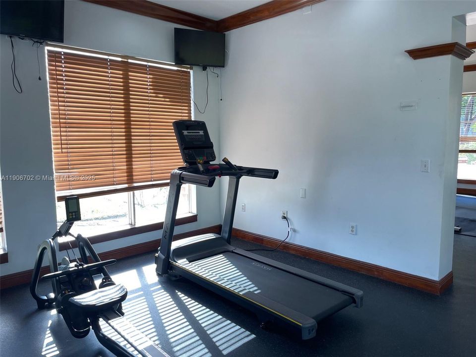 Active With Contract: $1,950 (2 beds, 2 baths, 967 Square Feet)