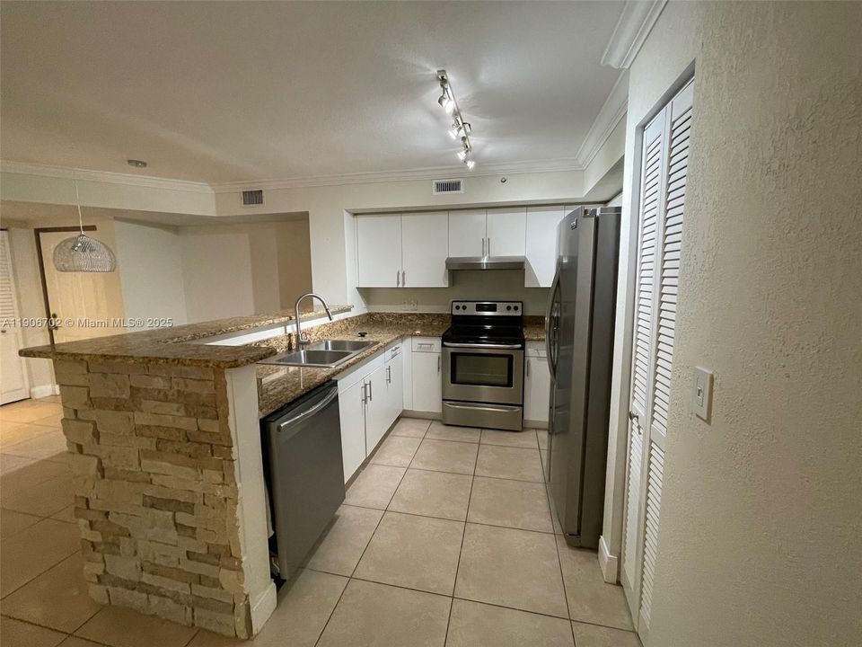 Active With Contract: $1,950 (2 beds, 2 baths, 967 Square Feet)