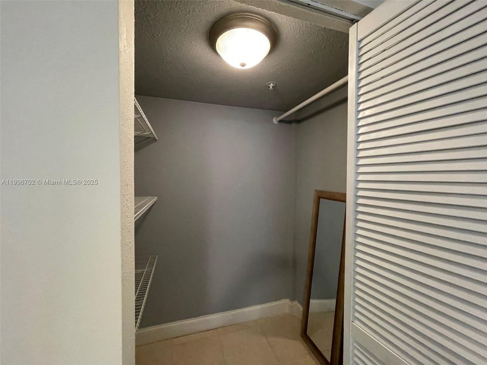 Active With Contract: $1,950 (2 beds, 2 baths, 967 Square Feet)