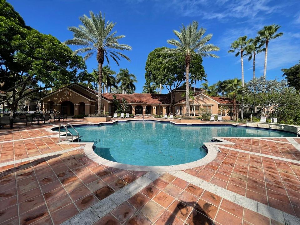 Active With Contract: $1,950 (2 beds, 2 baths, 967 Square Feet)