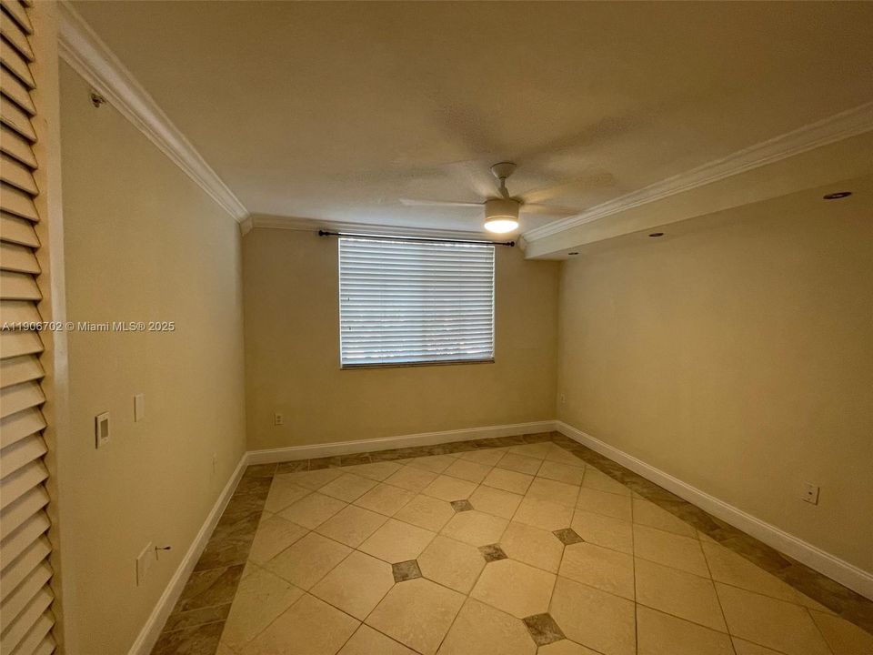 Active With Contract: $1,950 (2 beds, 2 baths, 967 Square Feet)