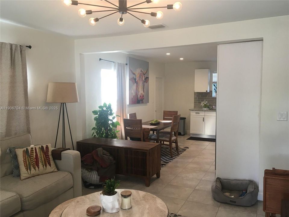 Active With Contract: $2,600 (2 beds, 1 baths, 858 Square Feet)