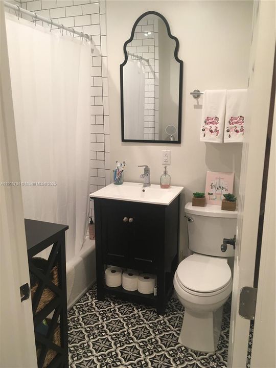 Active With Contract: $2,600 (2 beds, 1 baths, 858 Square Feet)