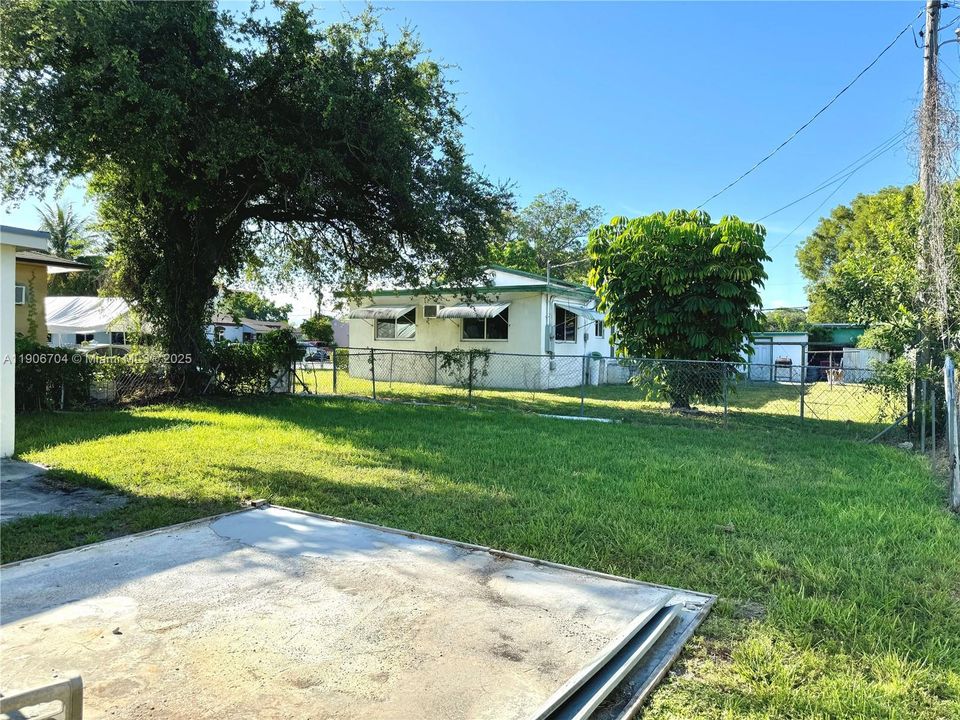 Active With Contract: $2,600 (2 beds, 1 baths, 858 Square Feet)