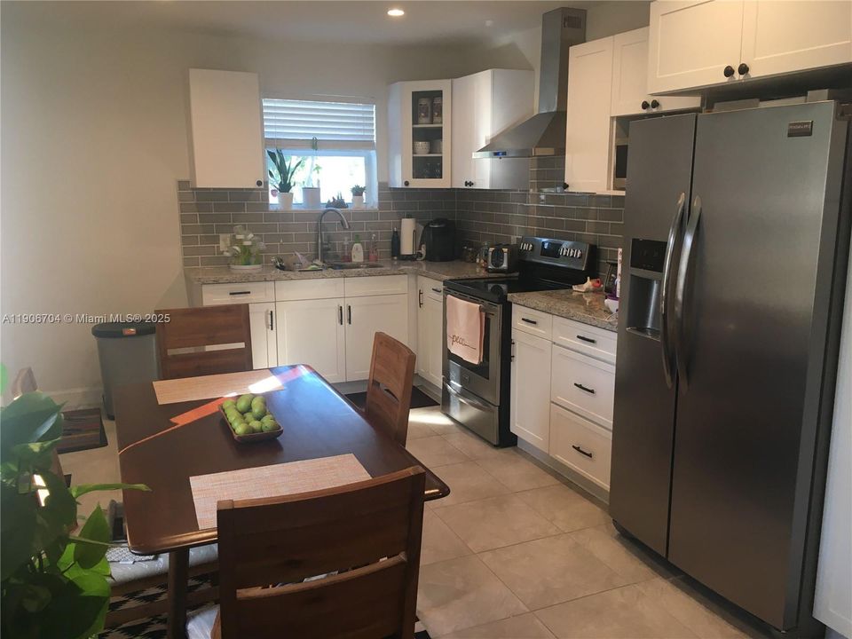 Active With Contract: $2,600 (2 beds, 1 baths, 858 Square Feet)