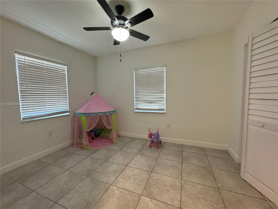 Active With Contract: $2,600 (2 beds, 1 baths, 858 Square Feet)
