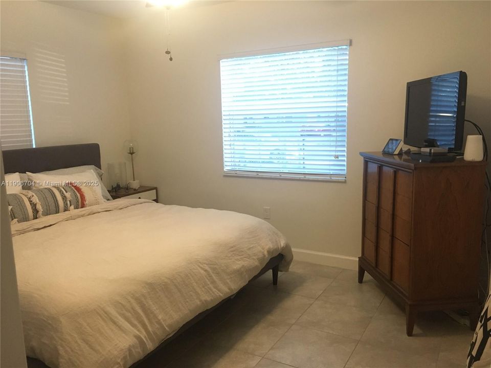 Active With Contract: $2,600 (2 beds, 1 baths, 858 Square Feet)