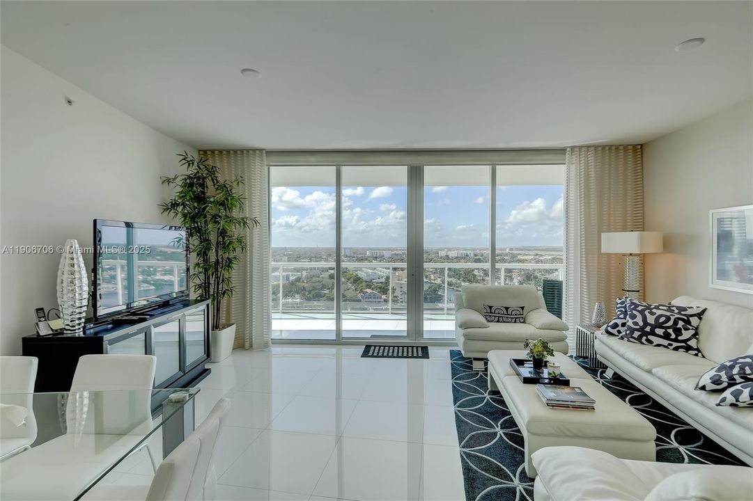 出租: $6,000 (2 贝兹, 2 浴室, 1442 平方英尺)