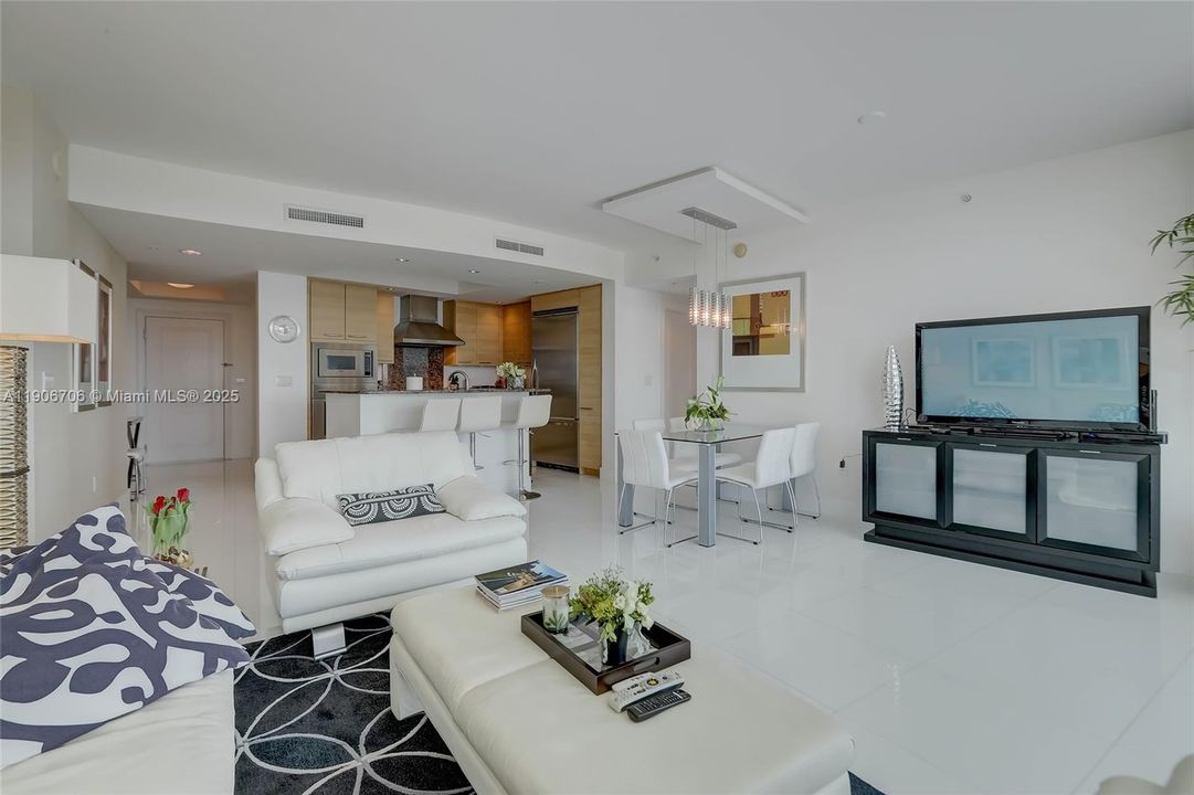 出租: $6,000 (2 贝兹, 2 浴室, 1442 平方英尺)