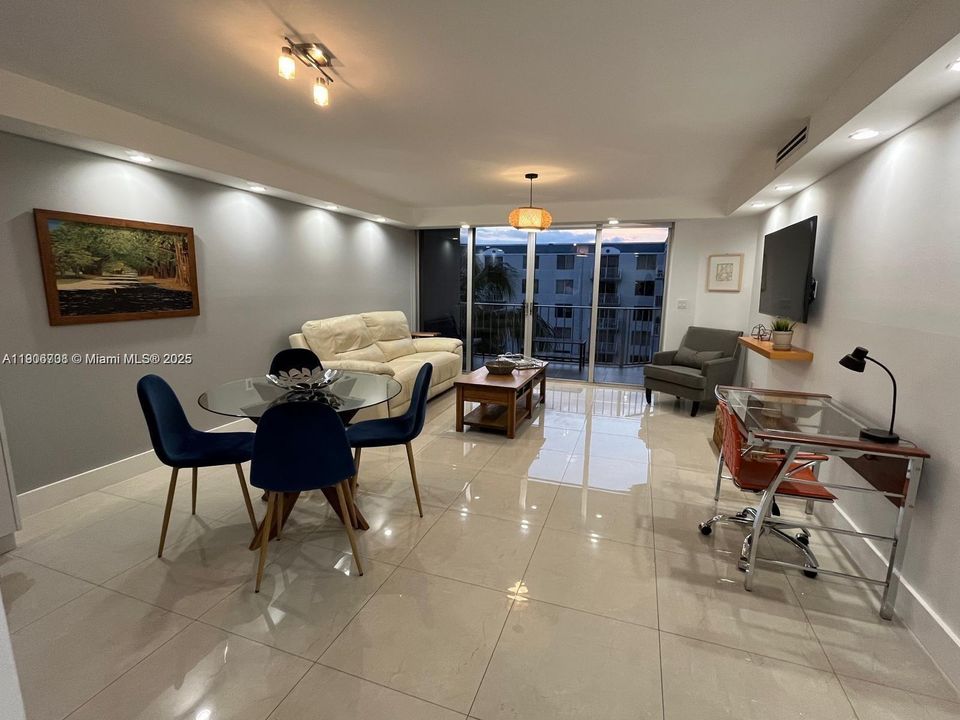 Recently Rented: $2,550 (2 beds, 2 baths, 1020 Square Feet)