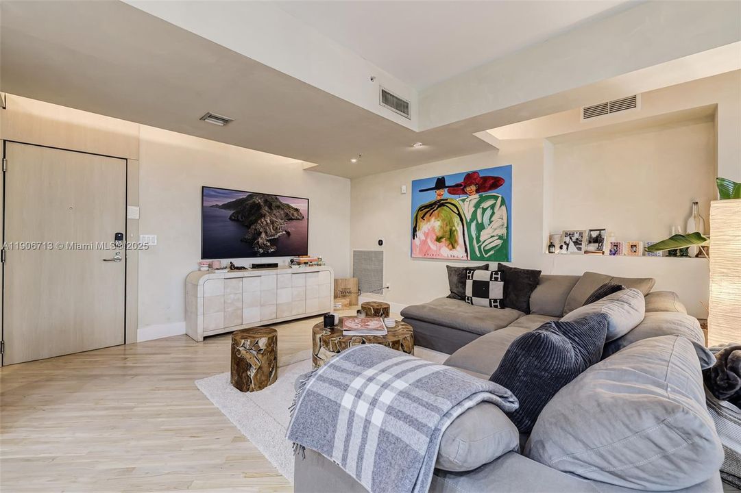 待售: $2,385,000 (2 贝兹, 2 浴室, 2058 平方英尺)