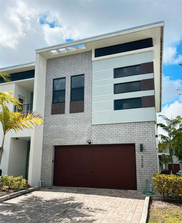 出租: $3,800 (3 贝兹, 2 浴室, 1672 平方英尺)