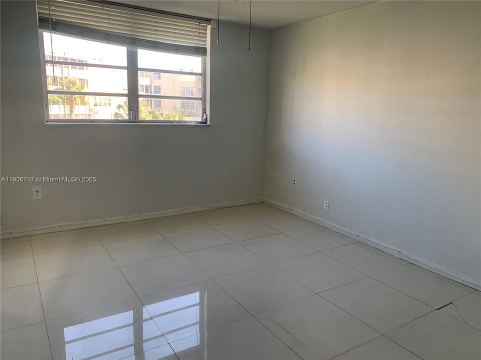 Active With Contract: $1,850 (2 beds, 1 baths, 909 Square Feet)