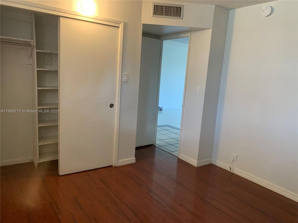 Active With Contract: $1,850 (2 beds, 1 baths, 909 Square Feet)