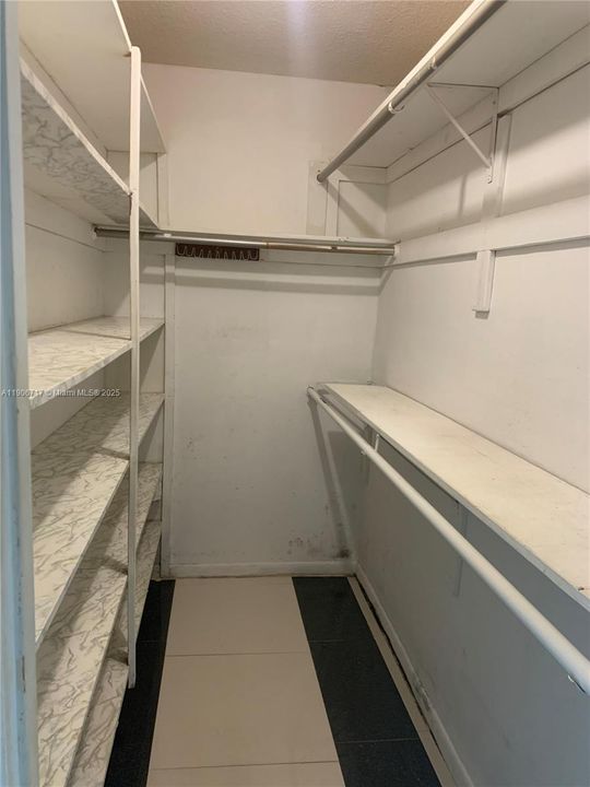 Active With Contract: $1,850 (2 beds, 1 baths, 909 Square Feet)