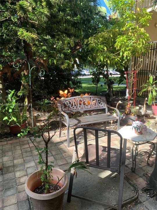 Active With Contract: $1,850 (2 beds, 1 baths, 909 Square Feet)