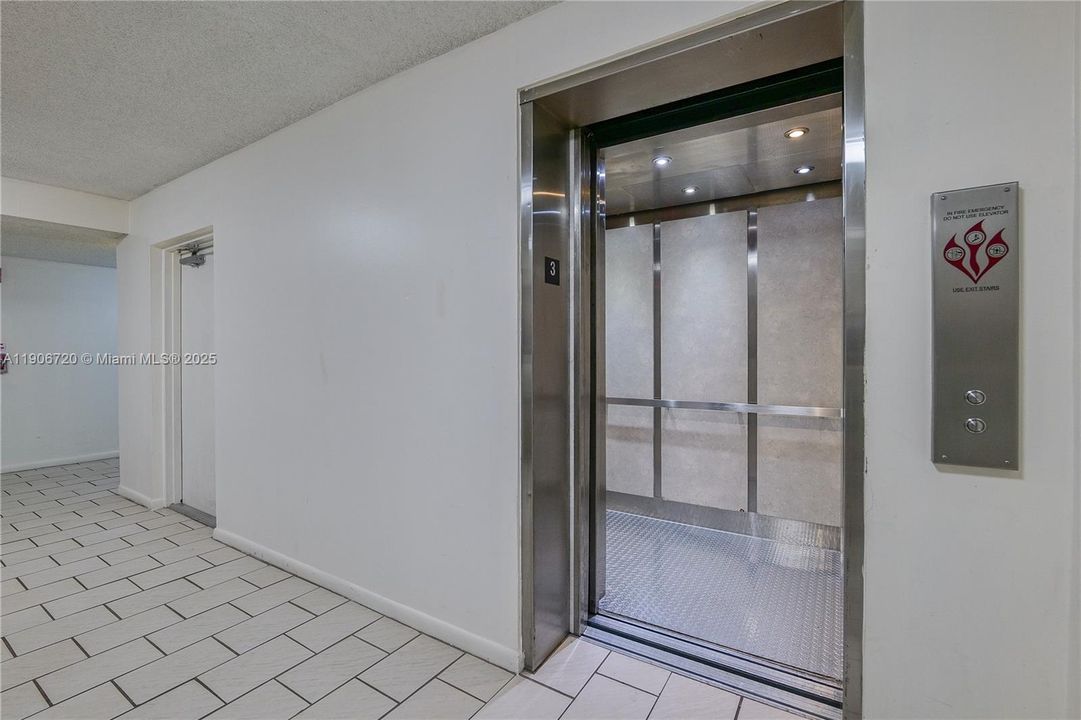 待售: $154,500 (1 贝兹, 1 浴室, 928 平方英尺)