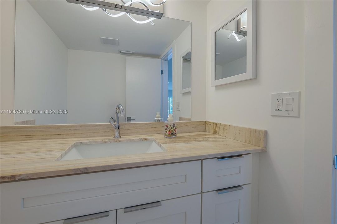 待售: $154,500 (1 贝兹, 1 浴室, 928 平方英尺)