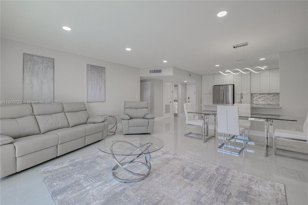 待售: $154,500 (1 贝兹, 1 浴室, 928 平方英尺)