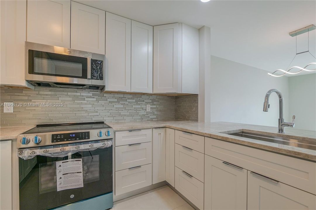 待售: $154,500 (1 贝兹, 1 浴室, 928 平方英尺)