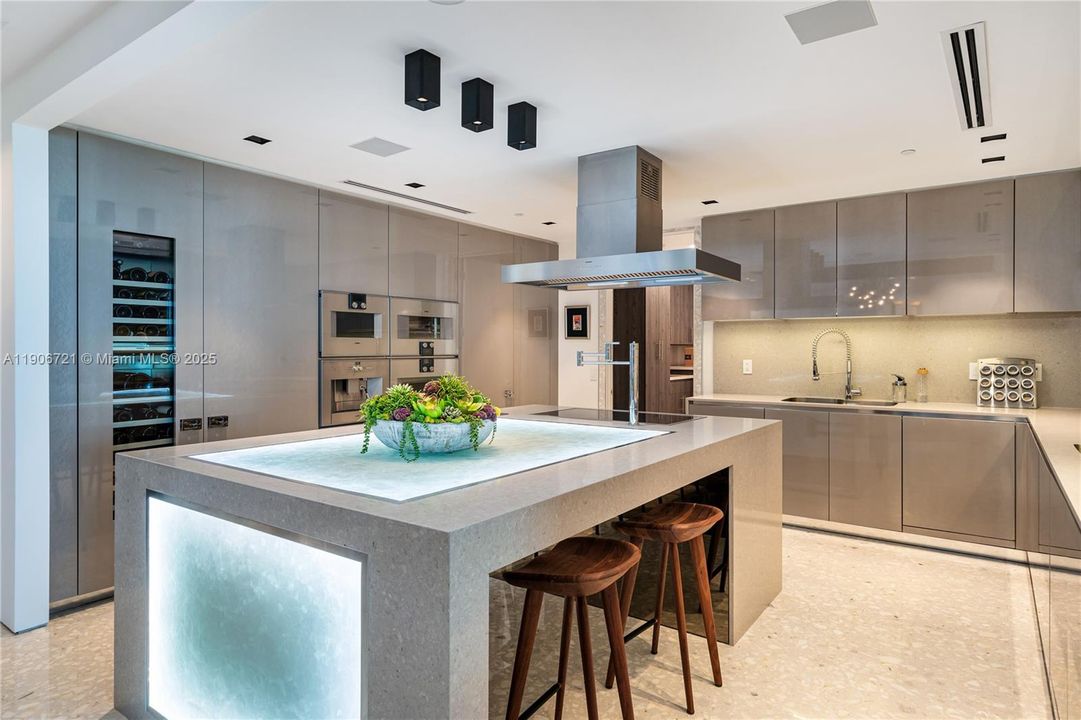 待售: $13,500,000 (4 贝兹, 4 浴室, 3752 平方英尺)