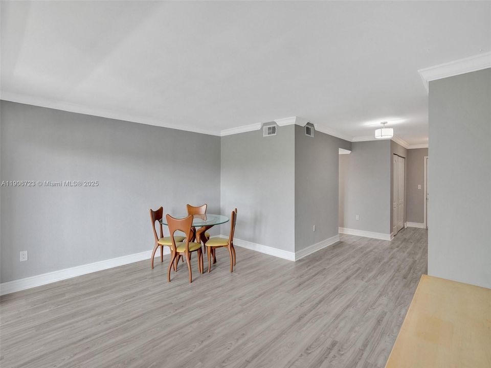 出租: $2,300 (1 贝兹, 1 浴室, 1149 平方英尺)