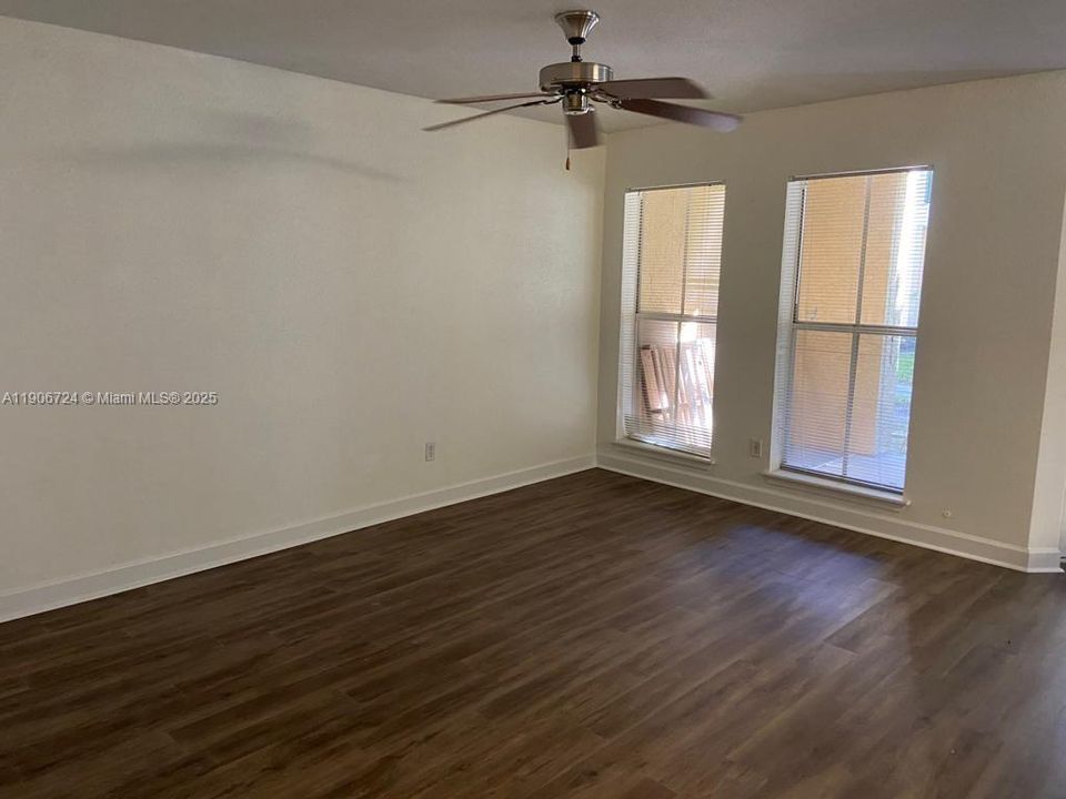 Active With Contract: $1,725 (1 beds, 1 baths, 950 Square Feet)