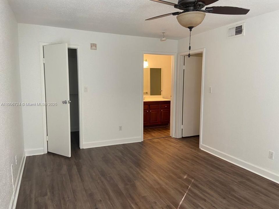 Active With Contract: $1,725 (1 beds, 1 baths, 950 Square Feet)