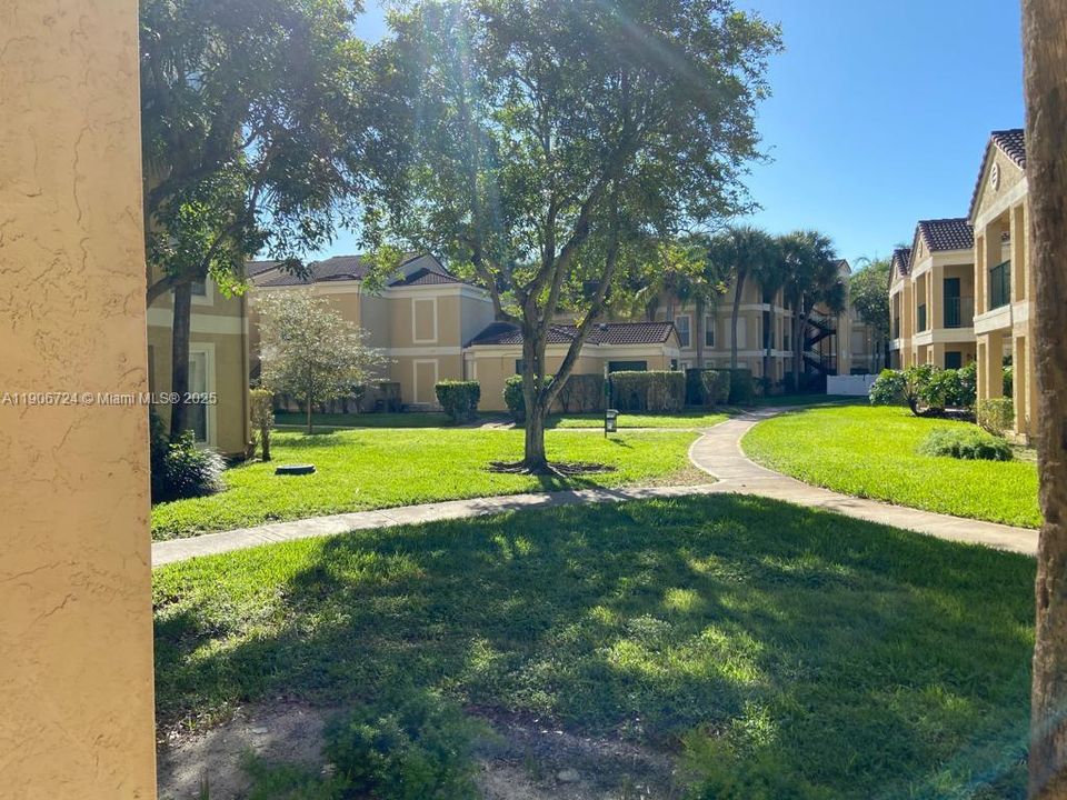 Active With Contract: $1,725 (1 beds, 1 baths, 950 Square Feet)