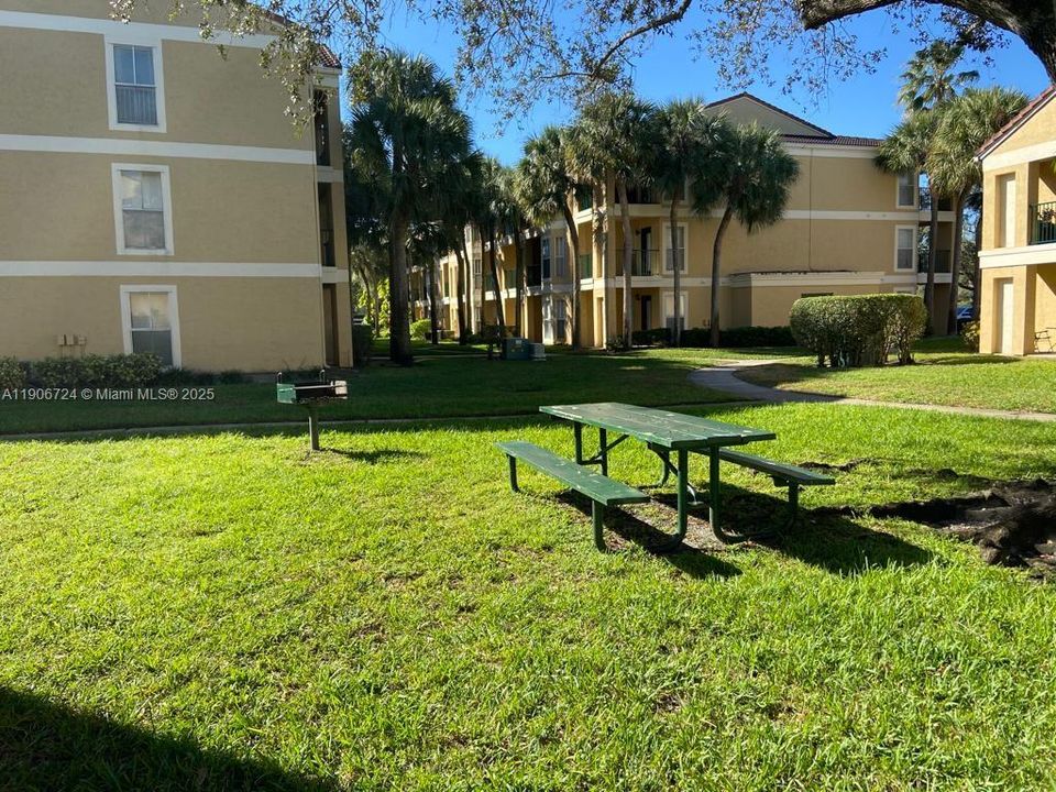 Active With Contract: $1,725 (1 beds, 1 baths, 950 Square Feet)