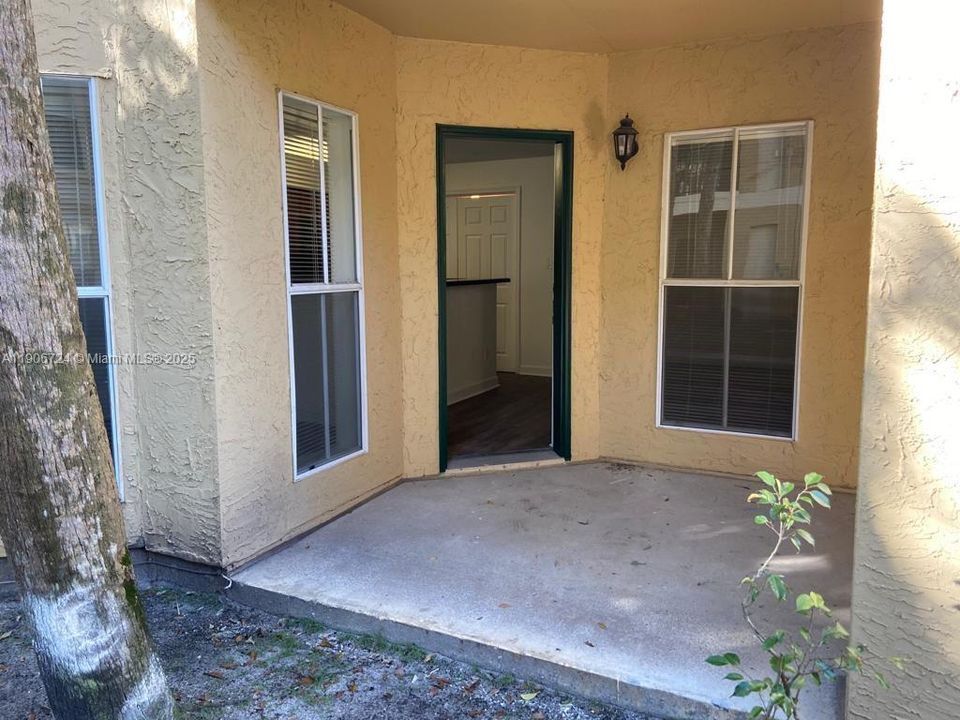 Active With Contract: $1,725 (1 beds, 1 baths, 950 Square Feet)