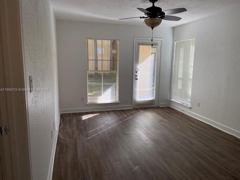 Active With Contract: $1,725 (1 beds, 1 baths, 950 Square Feet)