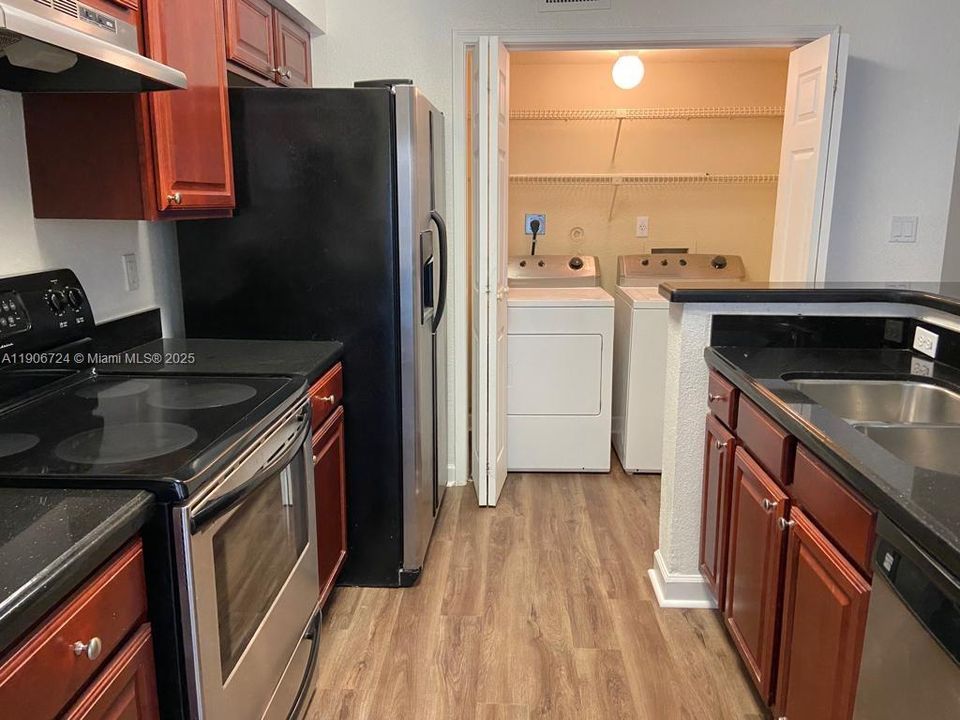 Active With Contract: $1,725 (1 beds, 1 baths, 950 Square Feet)