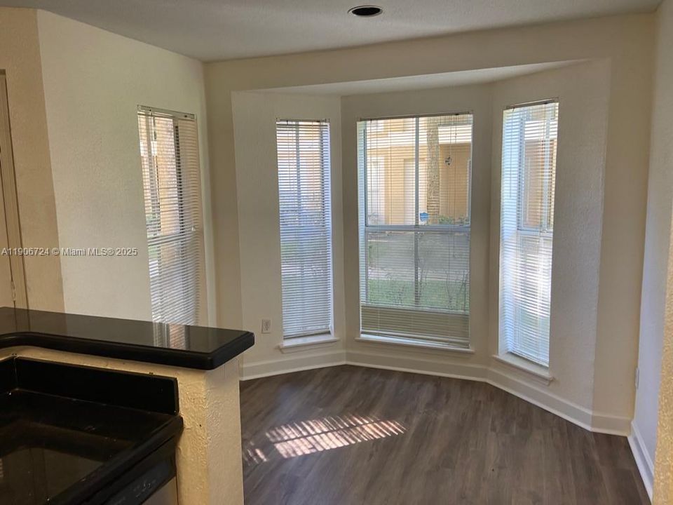 Active With Contract: $1,725 (1 beds, 1 baths, 950 Square Feet)