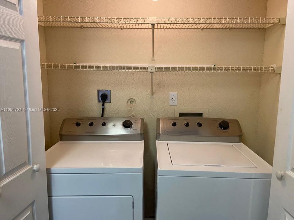 Active With Contract: $1,725 (1 beds, 1 baths, 950 Square Feet)