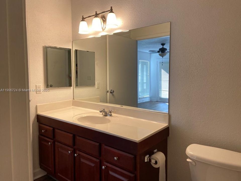 Active With Contract: $1,725 (1 beds, 1 baths, 950 Square Feet)