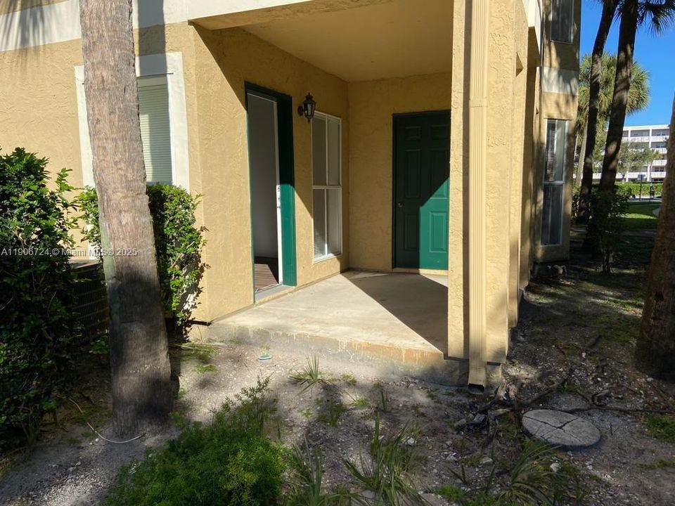 Active With Contract: $1,725 (1 beds, 1 baths, 950 Square Feet)